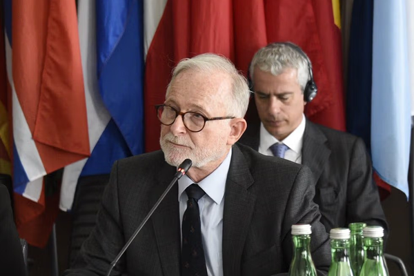 ریچارډ بېنېټ په بروکسل کې د طالبانو له پلاوي سره پر پلان شوې کتنې اندېښنه ښودلې