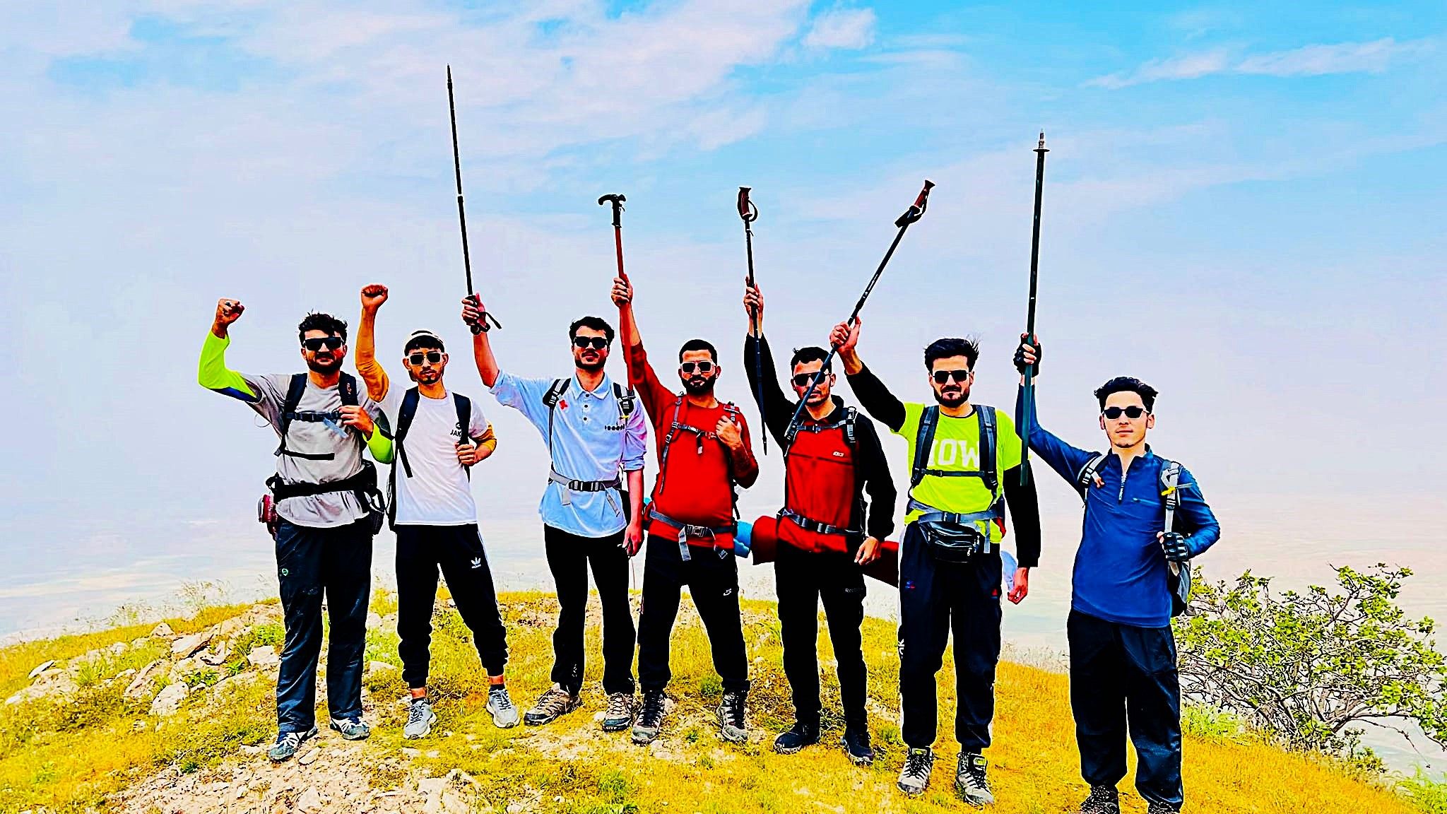 تیم کوهنوردی جوانان «عقابان هندوکش» ولایت بلخ بلندترین قله دوشاخ مارمل را فتح کردند