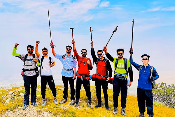 تیم کوهنوردی جوانان «عقابان هندوکش» ولایت بلخ بلندترین قله دوشاخ مارمل را فتح کردند