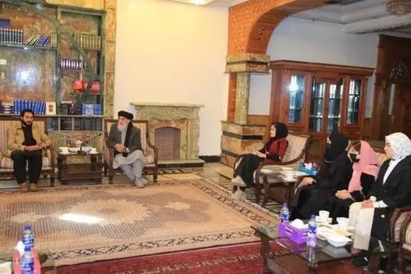 له طالباني حجاب پرته له حکمتیار سره د ښځو ناسته