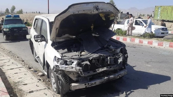 په لغمان کې د والي رحمت الله یارمل پر موټریز کاروان د شوي ځانمرګي برید انځور