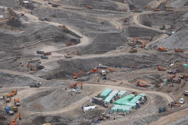 «۱۰۰ هزار نفر» برای طالبان در بدخشان طلا استخراج میکنند