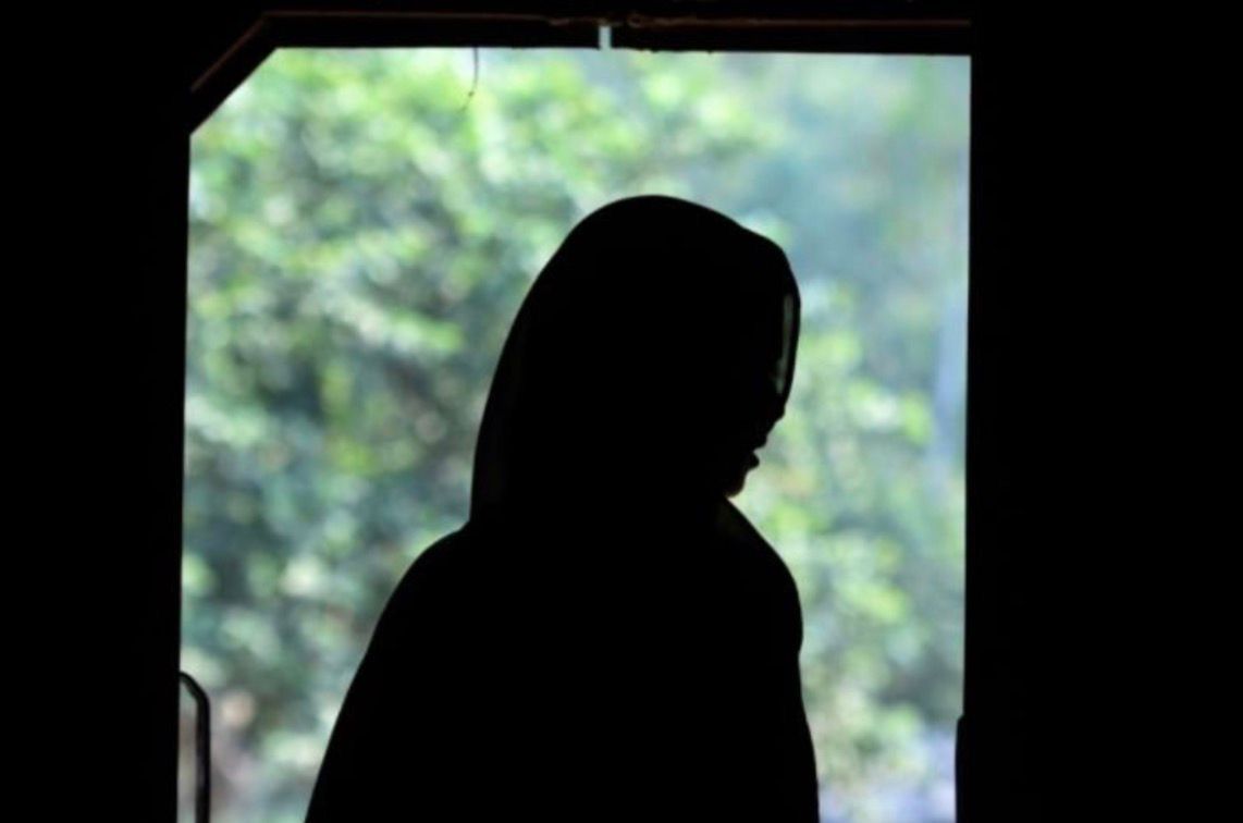 پاکستاني پولیسو یوه افغان خبریاله له خپلې کورنۍ سره یوځای نیولې ده