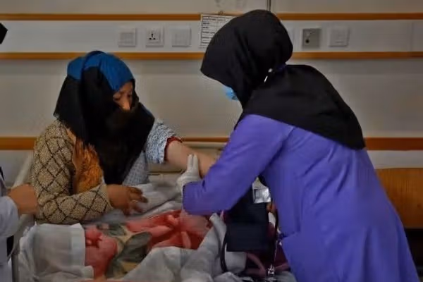 قابلة أفغانية تجوب المنازل لمساعدة النساء الأكثر حرماناً في المناطق النائية