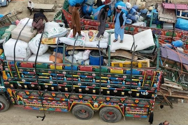 د افغان کډوالو اېستل؛ له پاکستان او ایران نه نږدې ۴۰۰ کورنۍ افغانستان ته ستنې شوې