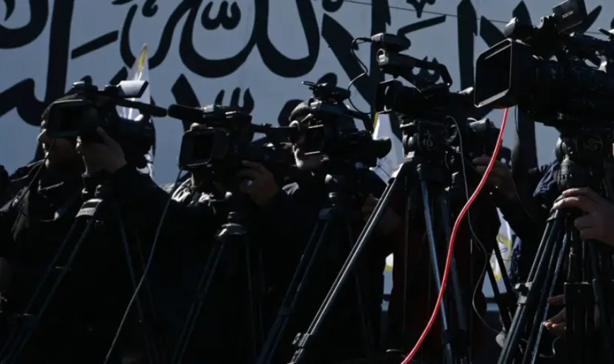 مرکز خبرنگاران افغانستان: طالبان رسانه‌ها و خبرنگاران را تهدید و زندانی می‌کند
