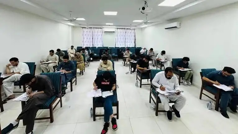 الرئيس الأفغاني السابق ومنظمة دولية يطالبان باكستان بإلغاء قرار ترحيل الطلاب الأفغان