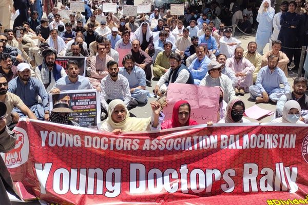 کویټه کې د ښځینه ډاکټرې پر مخ د تېزابو پاشل کېدو پېښه؛ ډاکټرانو اعتراضي کاربندیز اعلان کړی