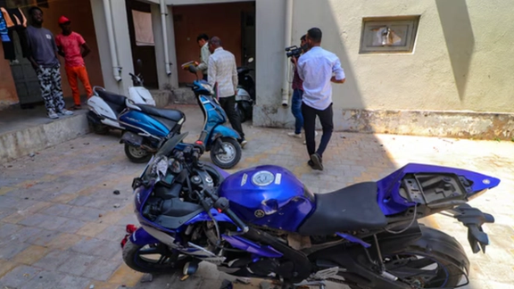 د هند په ګجرات کې شپږو افغانو محصلینو ته ویل شوي چې له لیلیې ووځي