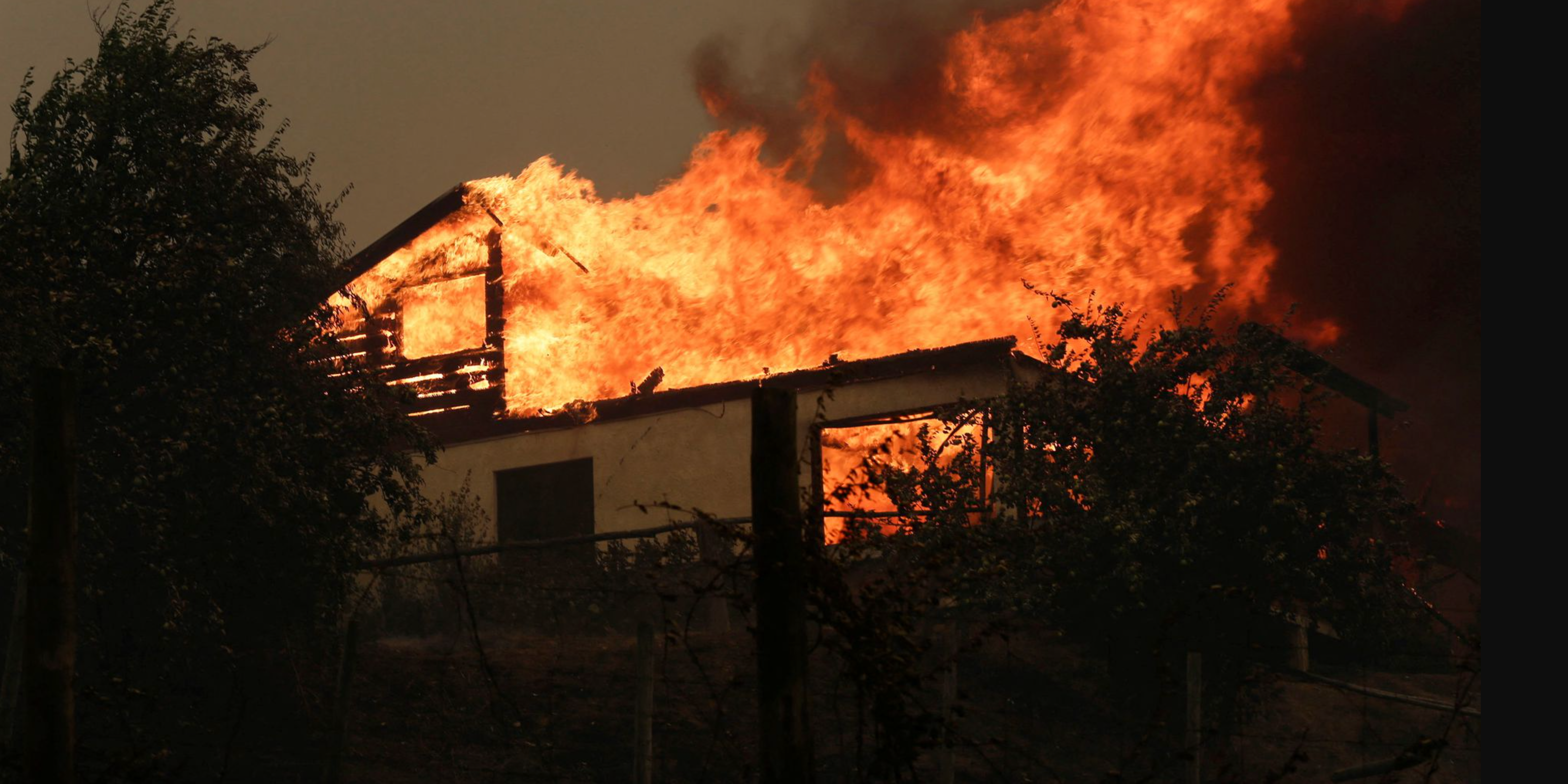 بر اثر آتش‌سوزی در کراچی ۴ آتش‌نشان کشته و ۱۳ نفر دیگر زخمی شدند