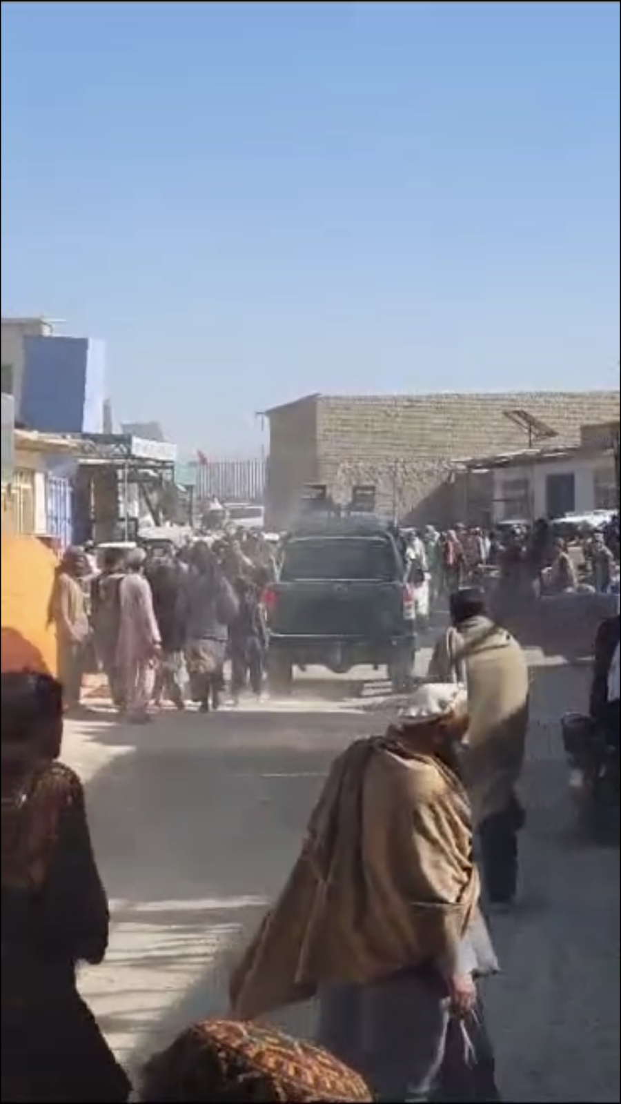 طالبانو په سپین بولدک ولسوالۍ کې سوداګریز مرکزونه تړلي او لسګونه هټۍوال یې بندیان کړي