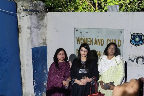 اراېساېف: په پاکستان کې درې ښځینه خبریالانې د ښځو ورځې د لاریون د پوښښ پر مهال وهل شوي