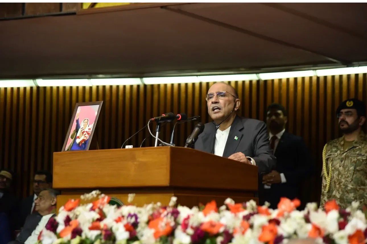 آصف علی زرداری در حال سخنرانی در نشست مشترک پارلمان پاکستان