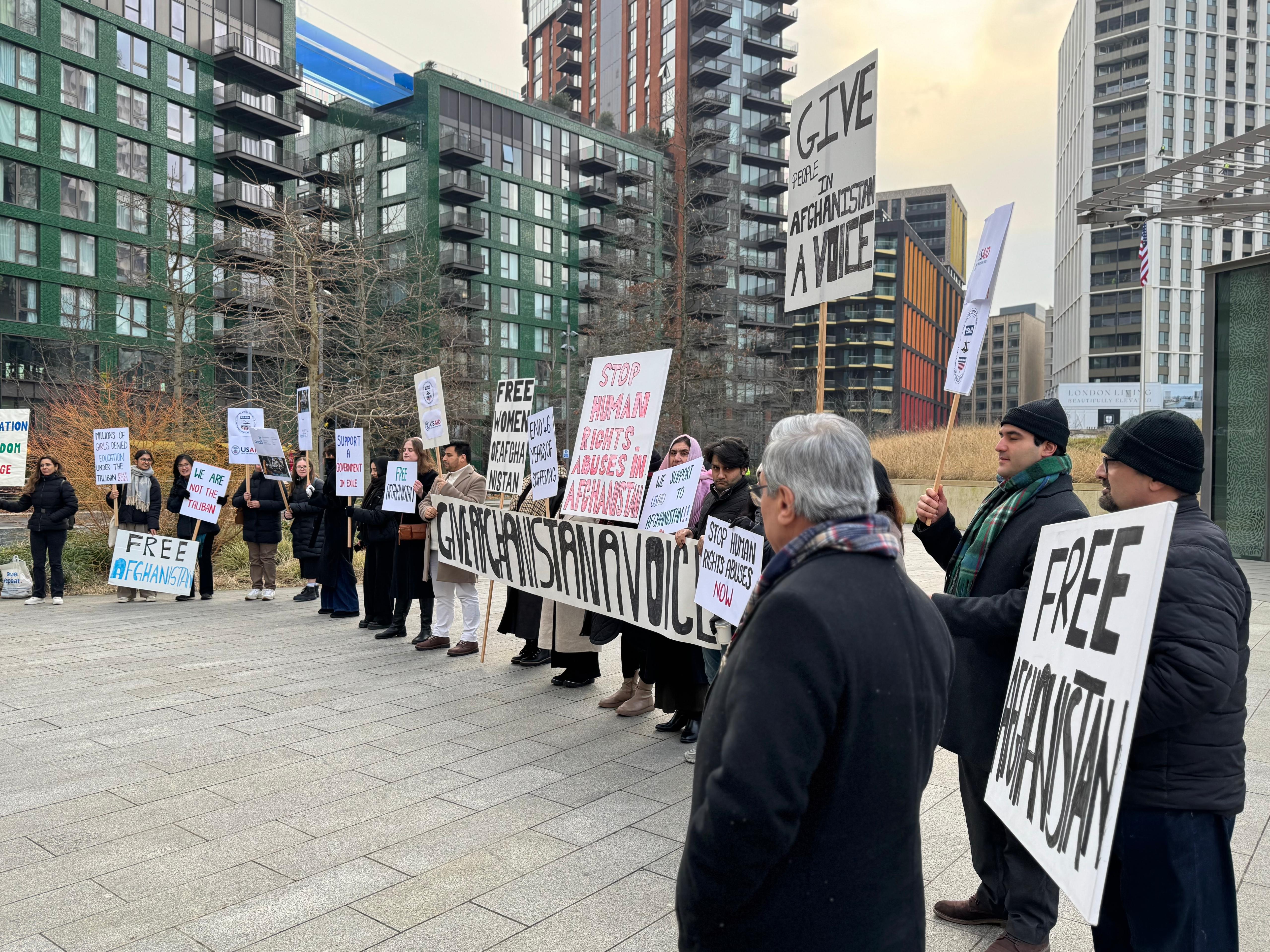 معترضان در لندن خواستار حمایت حکومت ترامپ از حقوق زنان و دموکراسی در افغانستان شدند 
