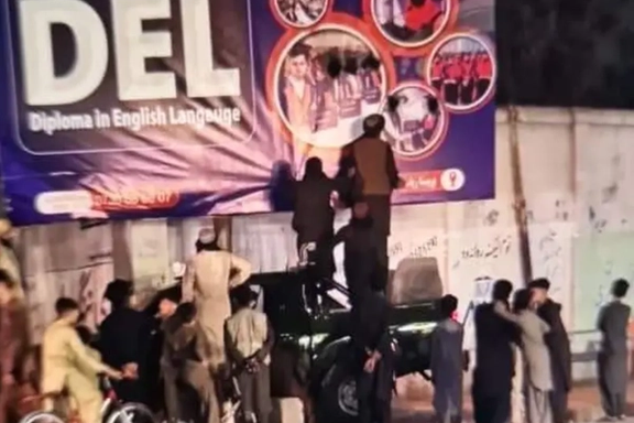 طالبان در شهر جلالآباد بیلبوردهای تجاری را با رنگ سیاه کردند