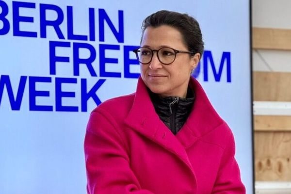 د اروپایي پارلمان غړې: اروپايي چارواکي طالبانو ته په بروکسل کې «سره غالۍ» هواروي