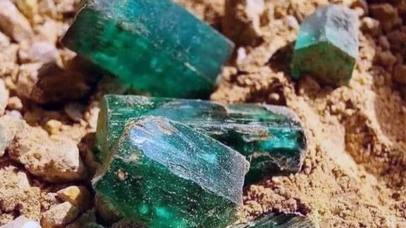 طالبانو په پنجشېر کې څه باندې دوه زره قیراطه زمرد وپلورل