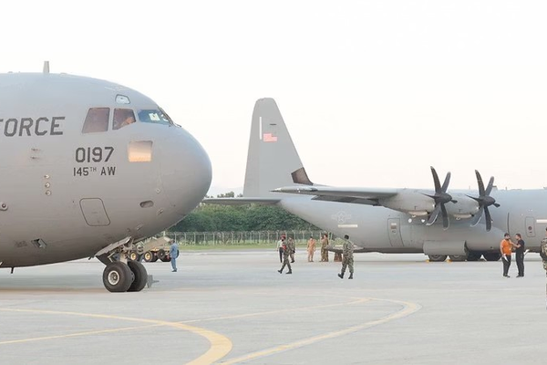 الولايات المتحدة تدعم منكوبي الفيضانات في باكستان وتتجاهل ضحايا الزلزال في أفغانستان