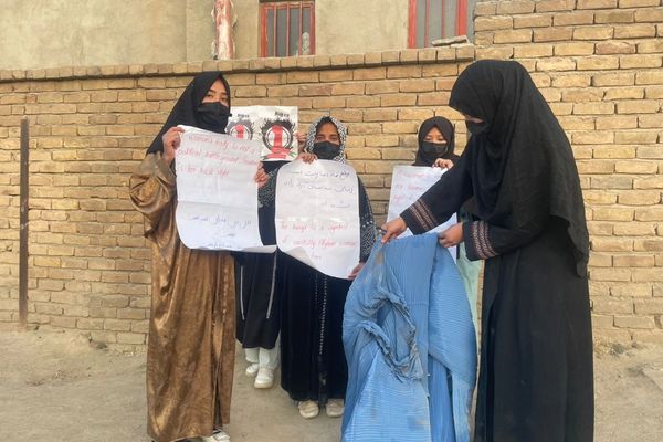 د ښځو حقونو یوه غورځنګ په هرات کې د برقع د جبري کېدو په غبرګون کې برقع ته اور اچولی دی