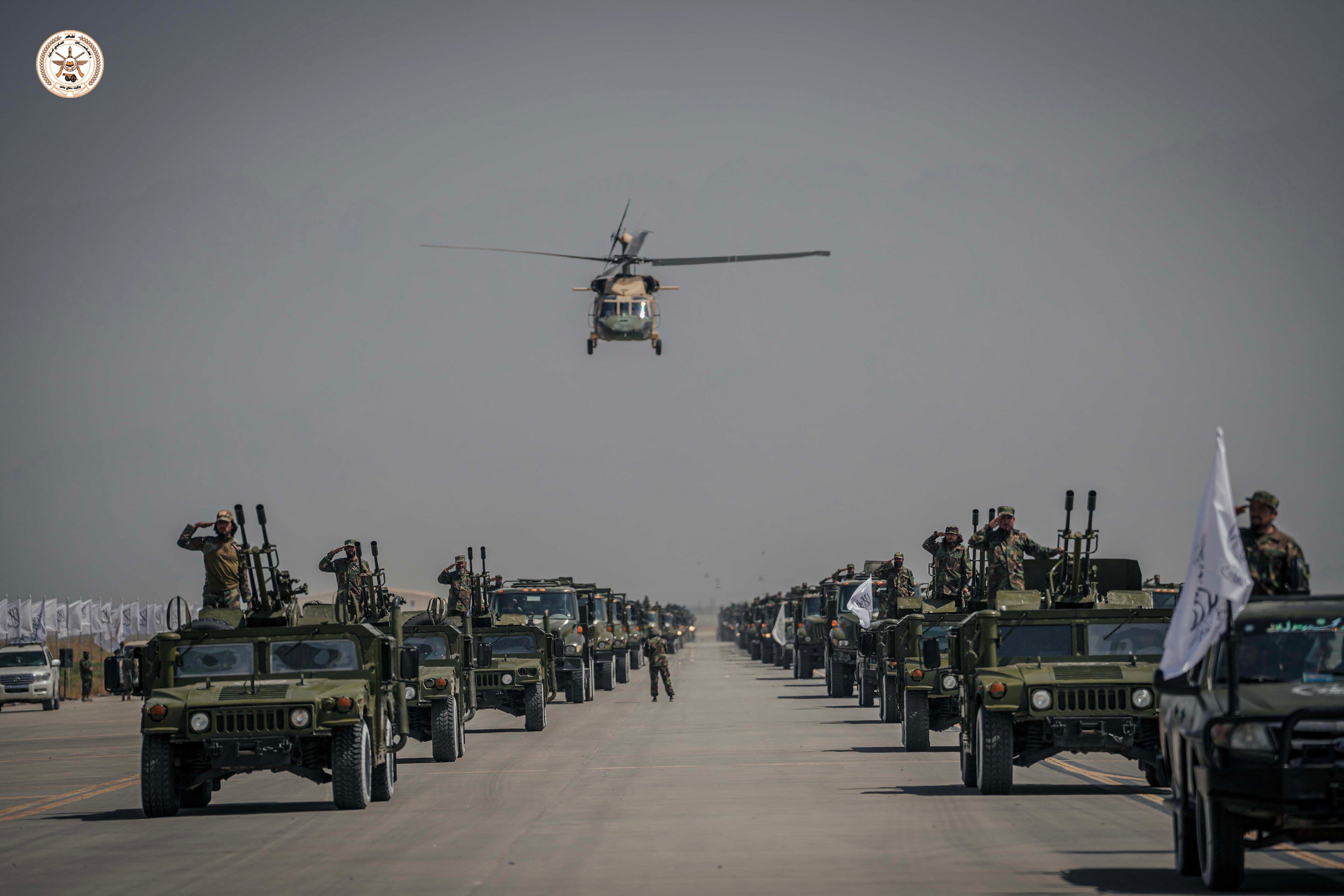 واشنګټن پوسټ: طالبانو د بګرام په پوځي اډه کې د نظامي الوتکو انځورونه پر ځمکه نقاشي کړي