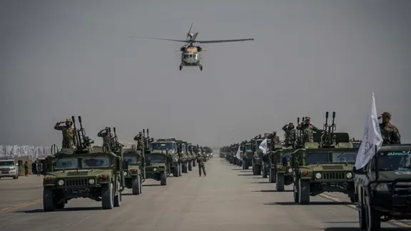 واشنګټن پوسټ: طالبانو د بګرام په پوځي اډه کې د نظامي الوتکو انځورونه پر ځمکه نقاشي کړي