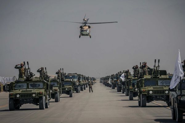 واشنګټن پوسټ: طالبانو د بګرام په پوځي اډه کې د نظامي الوتکو انځورونه پر ځمکه نقاشي کړي