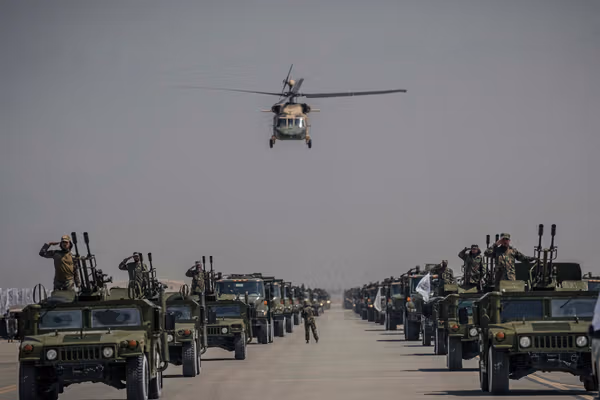 واشنگتن پست: طالبان در پایگاه بگرام تصاویر هواپیماهای نظامی را روی زمین نقاشی کرده است