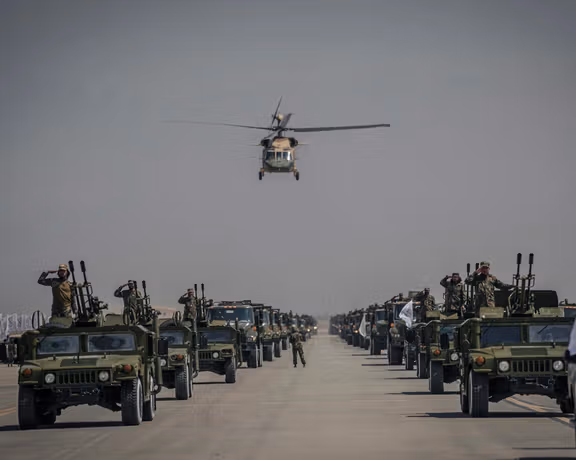 واشنگتن پست: طالبان در پایگاه بگرام تصاویر هواپیماهای نظامی را روی زمین نقاشی کرده است