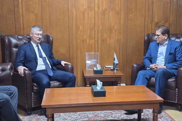 کابل ته د کابلوف له سفر سره هممهاله؛ محمد صادق په اسلاماباد کې د روسیې له سفیر سره لیدلي