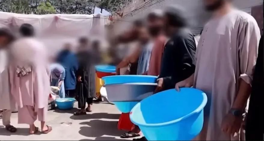 د هرات په زندان کې د بلاکونو مسوولین د بندیانو د ډوډۍ ترلاسه کولو په تمه.