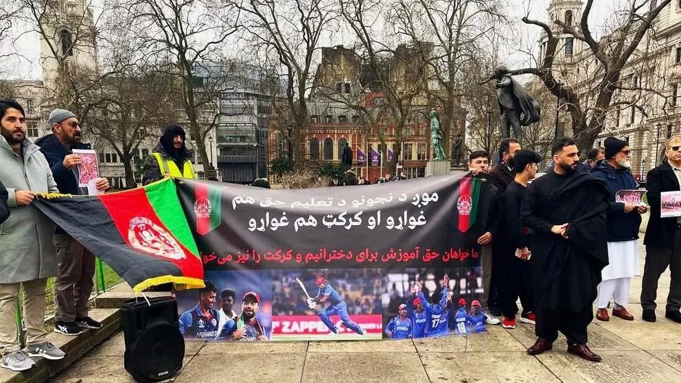 شماری از افغان‌ها در حمایت از تیم کریکت افغانستان در مقابل پارلمان بریتانیا تظاهرات کردند
