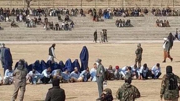 طالبان در روز جهانی حقوق بشر ۳ زن و ۴ مرد را در ملاء عام شلاق زد
