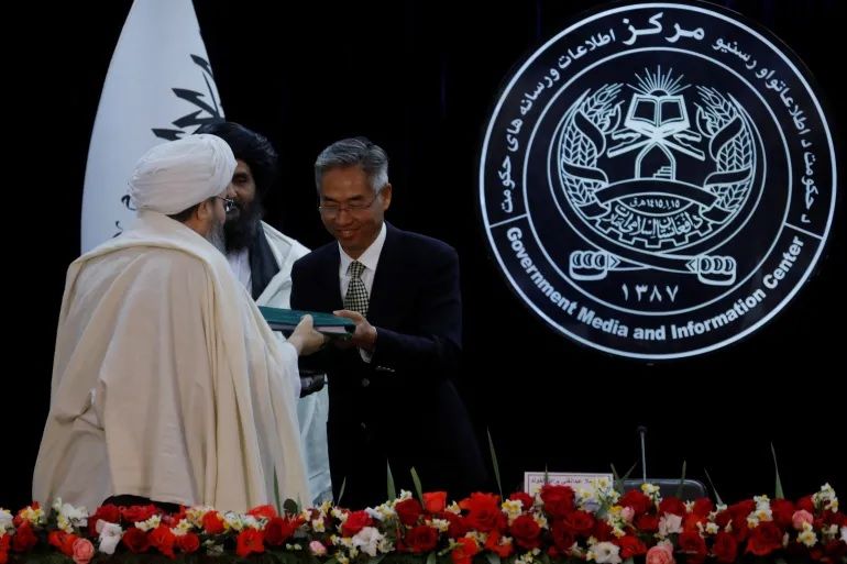 د امو نفتي حوزې د استخراج هوکړې له لغوه کېدو وروسته طالبانو چینایي کارکوونکي نیولي دي