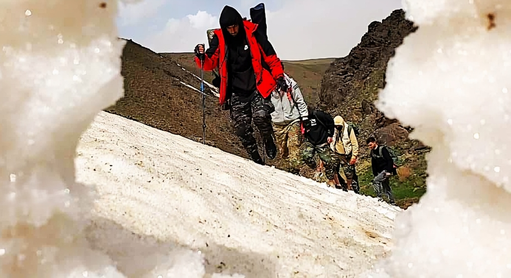ورزشکاران تیم کوهنوردی «جام غور» به بلندترین قله جنوب‌شرقی ولایت غور صعود کردند