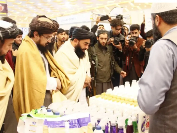 هبت الله اخوند زاده ته منسوب فرمان: د طالبانو ادارې دې کورني تولیدات وکاروي