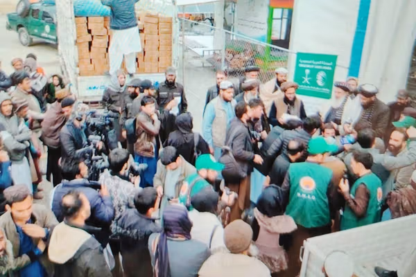 د ملک سلمان خیریه بنسټ پر راستنو شویو افغانانو خوراکي توکي وویشل