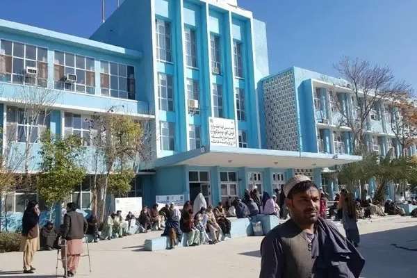 به دستور طالبان، پزشکان و پرستاران زن در قندهار در محل کار همراه با محرم باشند