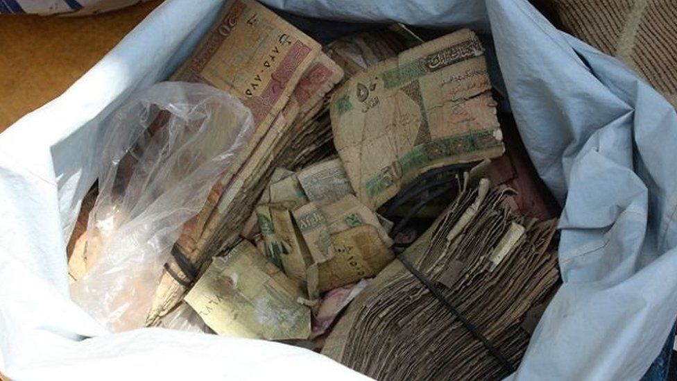 طالبان می‌گوید در یک سال گذشته هفت میلیارد افغانی پول فرسوده را آتش زده است