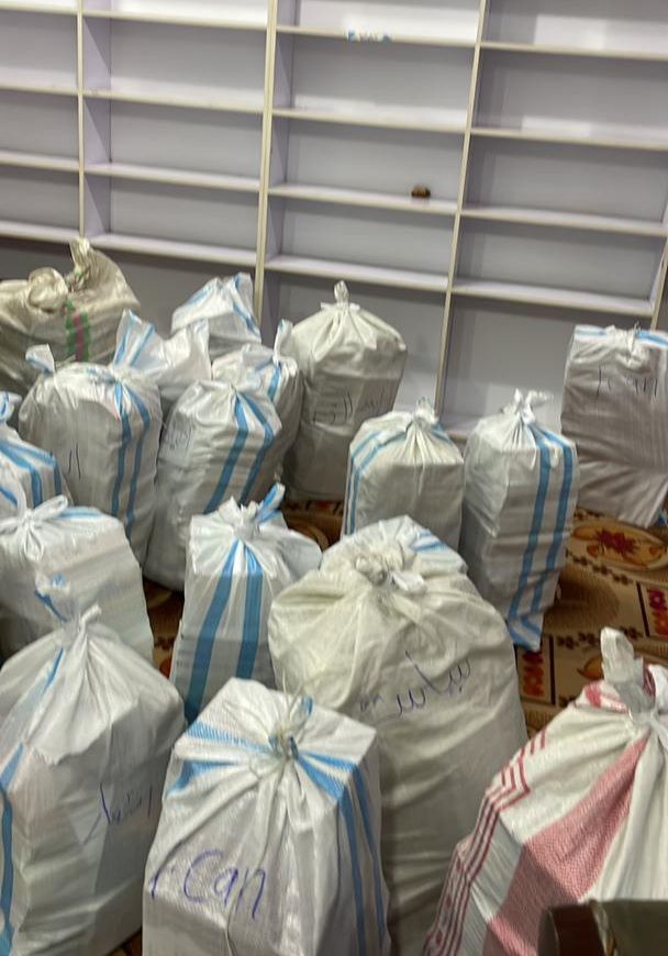 قفسه‌های خالی کتابخانه زن