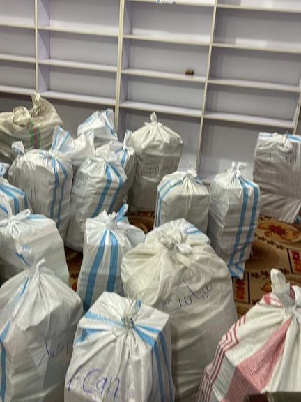 قفسههای خالی کتابخانه زن