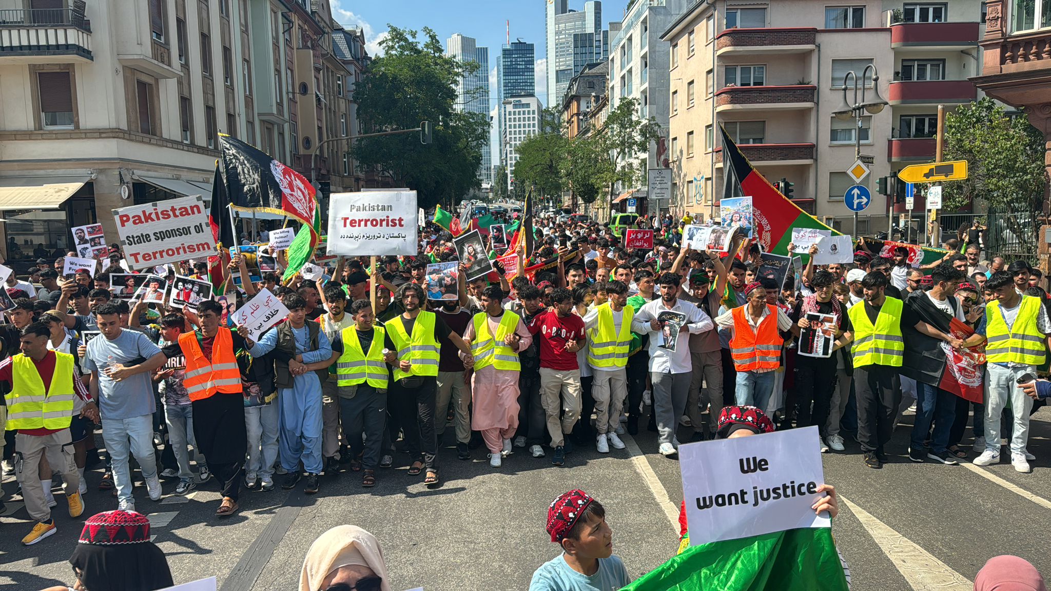 فرانکفورت کې د ګیلامن وزیر د وژل کېدو او د بنو پر پرلت کوونکو د برید په غبرګون لاریون 