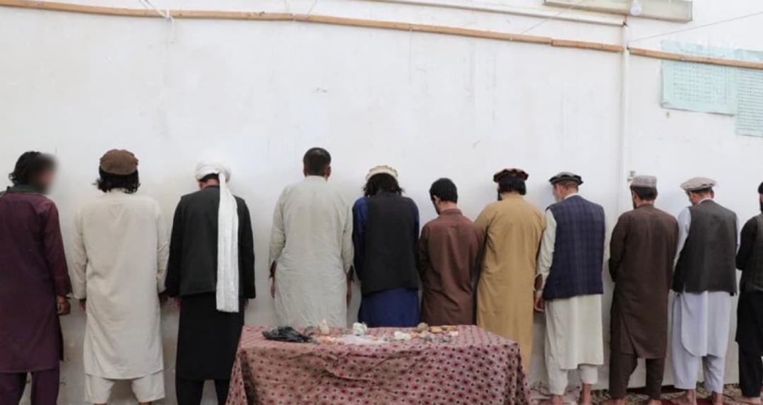 طالبان وایي درېیو ولایتونو کې یې د بېلابېلو جرمونو په تور ۱۴ کسان نیولي دي