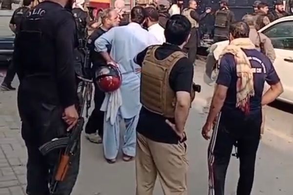 پېښور کې د پولیسو یو مرکز دننه چاودنې یو کس وژلی