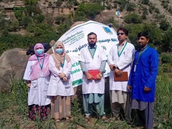 سراج الدین حقاني ته یوه نږدې کس د کونړ په زلزله کې د ښځینه ډاکټرانو له کاره ستاینه کړې