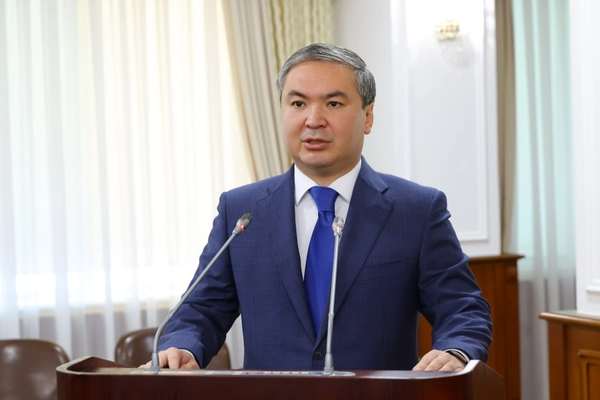 د قزاقستان د صنایعو وزیر: غواړو له افغانستان او قرغیزستان څخه د فلزاتو اومه توکي وارد کړو
