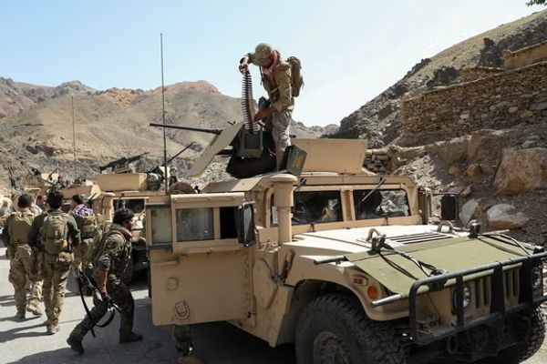 وزير بريطاني سابق يدعو إلى ضمّ قدامى العسكريين الأفغان إلى الجيش البريطاني