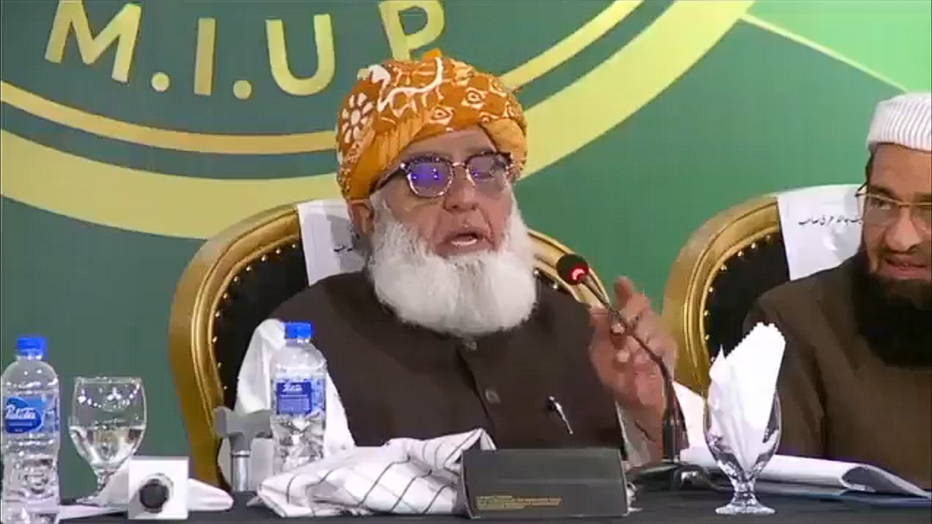 فضل الرحمان د پاکستان د دیني عالمانو له اعلامیې د طالبانو د دوو وزیرانو هرکلی ستایلی