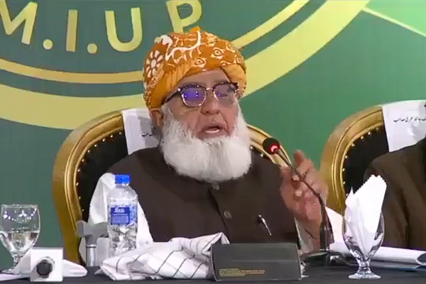 فضل الرحمان د پاکستان د دیني عالمانو له اعلامیې د طالبانو د دوو وزیرانو هرکلی ستایلی