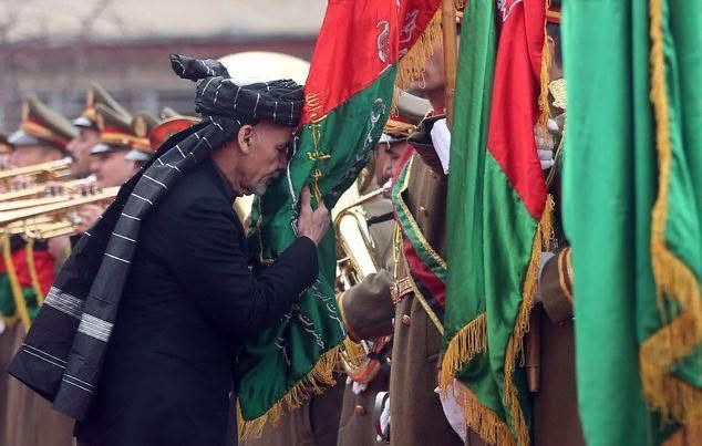طالبانو نسکور کړی ملي نښان؛ اشرف غني افغانانو ته د درې رنګه ملي بېرغ د ورځې مبارکي ورکړه