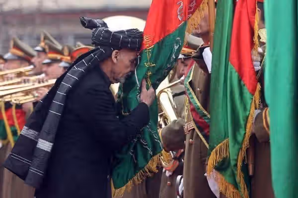 طالبانو نسکور کړی ملي نښان؛ اشرف غني افغانانو ته د درې رنګه ملي بېرغ د ورځې مبارکي ورکړه